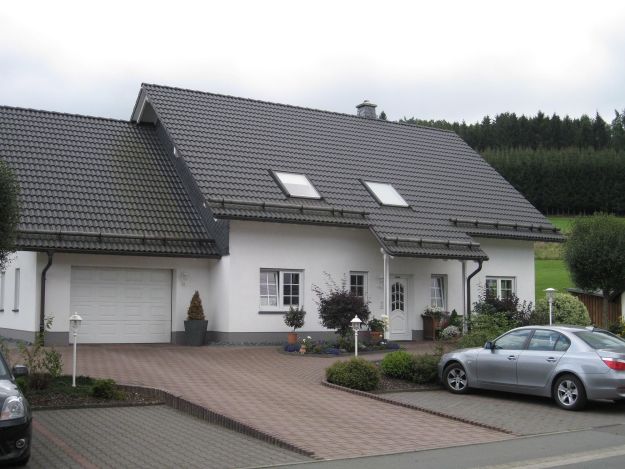 <h4>Einfamilienwohnhaus ohne Keller</h4>
<p>mit großer Garage aus Wärmedämmziegeln-Wohnfläche ca. 165,0 m²</p>